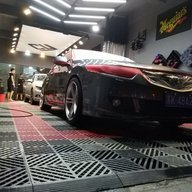 背着铁锹挖坑